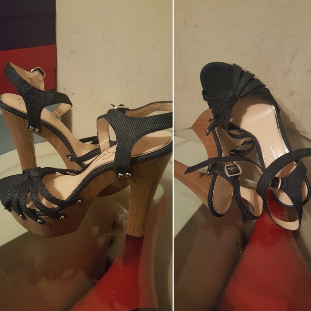 Jessica Simpson  heel-pump shoes.